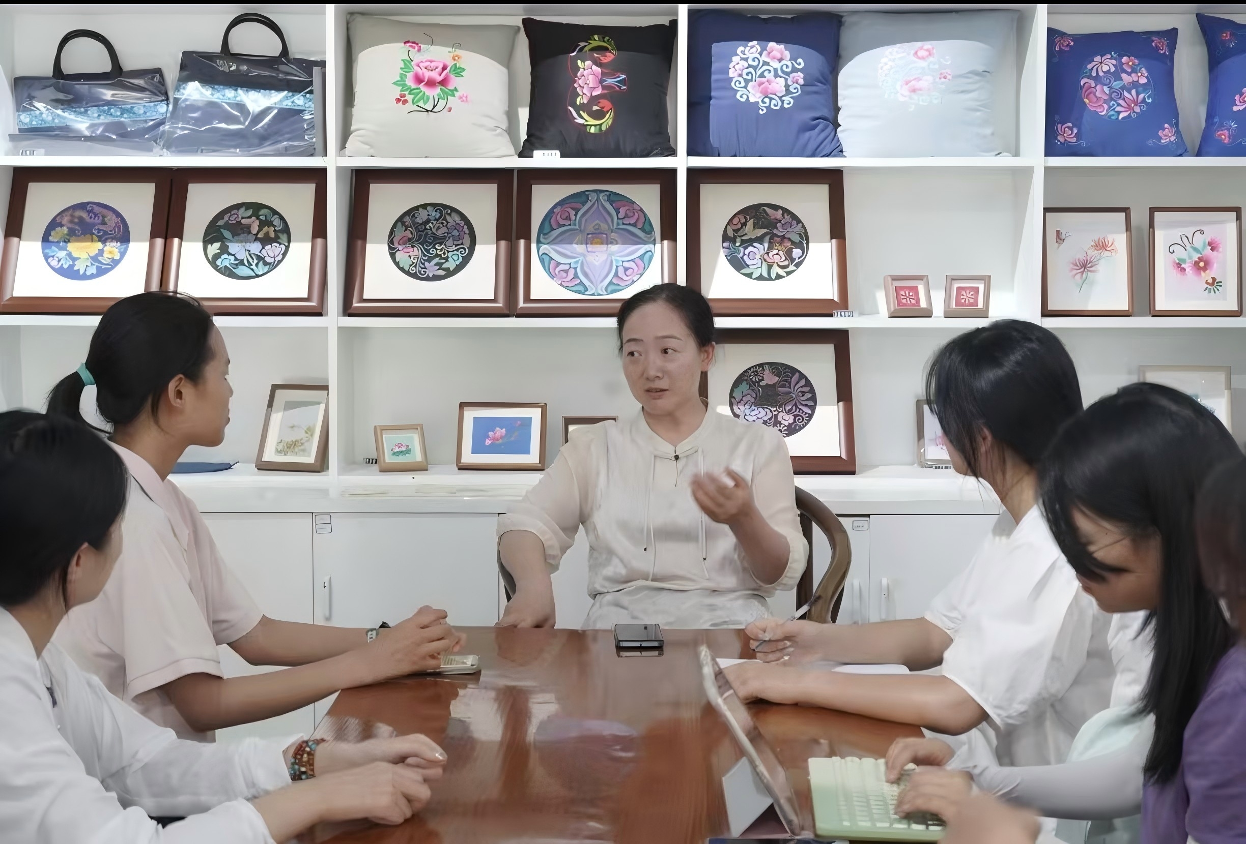 非遗瑰宝传承人陈老师访谈录：羌绣艺术的生命力与传承之道